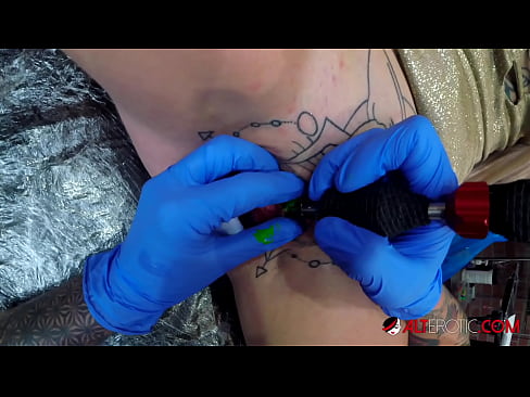 ❤️ Sully Savage mai tsananin jarfa ta yi tattoo a kan kwarin ta ❤ Batsa ❌️